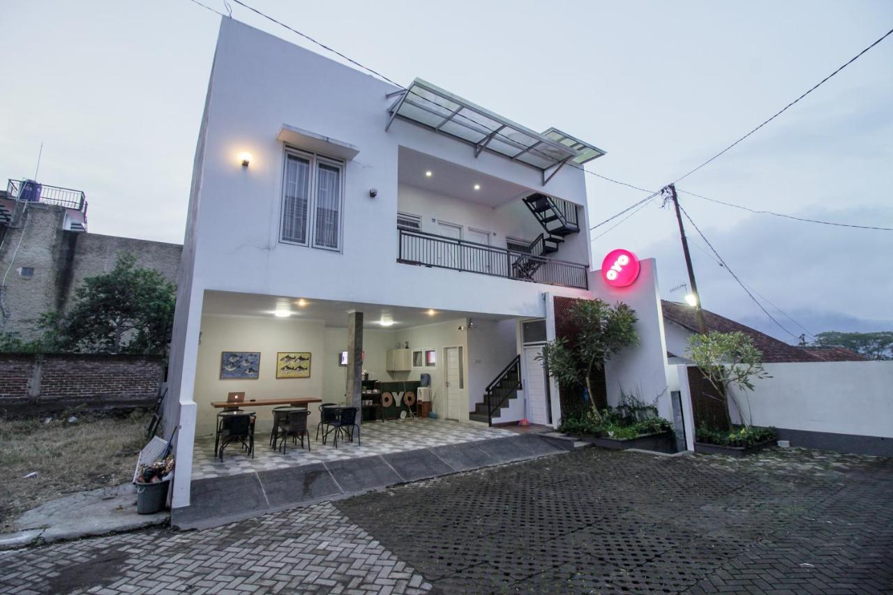 Oyo 396 Tibrae Residence Syariah Lembang Luaran gambar